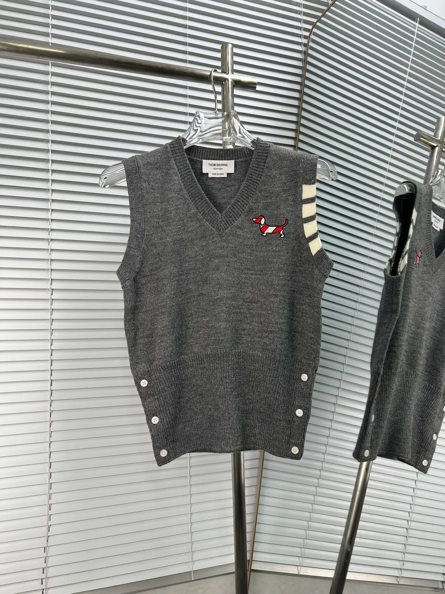 THOM BROWNE 𝐕 📍𝐒𝐢𝐳𝐞Size： 0.1.2.(S.M.L.) 📍𝐃𝐞𝐭𝐚𝐢𝐥 ： ， ， ✂️ V ， ， ， ， ~🛒